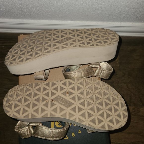 Teva Flatform Metallic Champagne Leather Sandals Size 8 - Picture 3 of 7